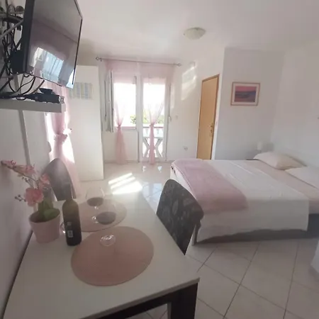 Andelo, Tommy, Leon Apartman Bibinje