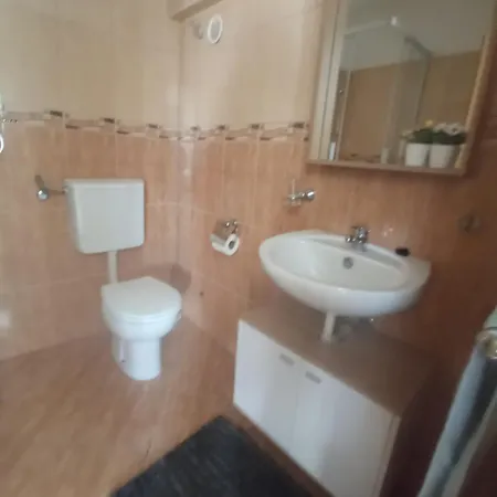 Apartman Andelo, Tommy, Leon