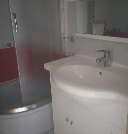 Andelo, Tommy, Leon Apartman *