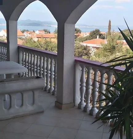 Andelo, Tommy, Leon Apartman