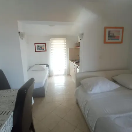 Apartman Andelo, Tommy, Leon
