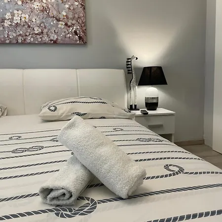 Apartman Andelo, Tommy, Leon