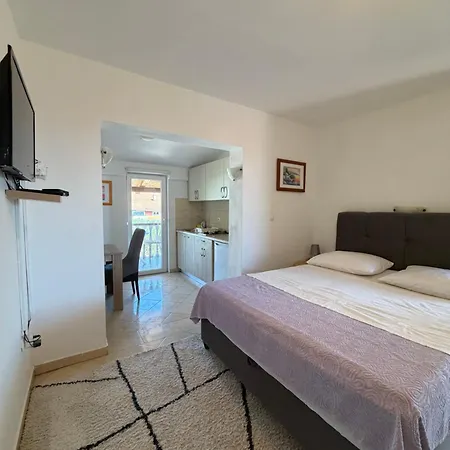 Andelo, Tommy, Leon شقة
