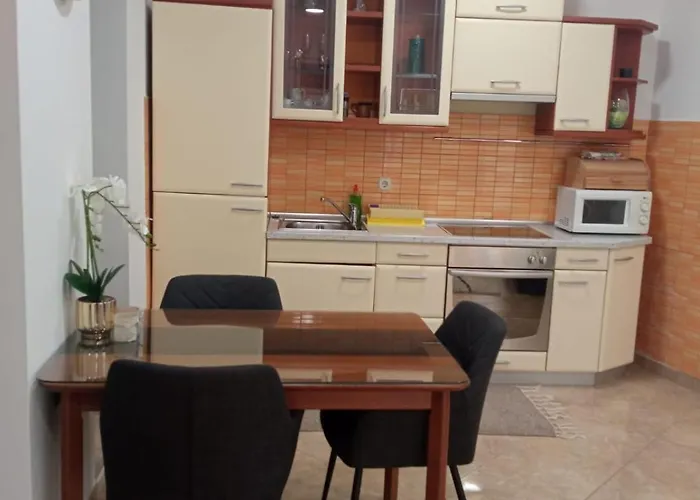 Andelo, Tommy, Leon Apartman