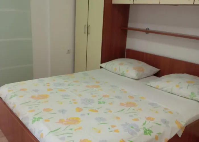 Apartman Andelo, Tommy, Leon