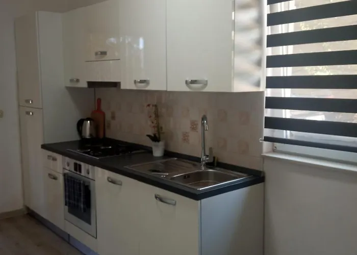 Andelo, Tommy, Leon Apartman