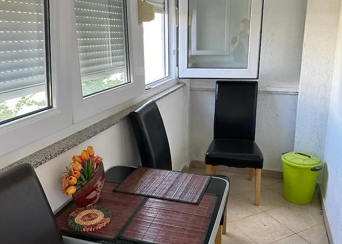 Andelo, Tommy, Leon Apartman