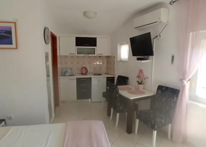 Andelo, Tommy, Leon Apartman